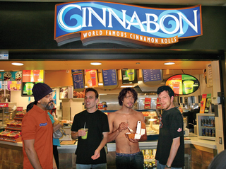 The former bandmates come out for an encore of Chillattas.